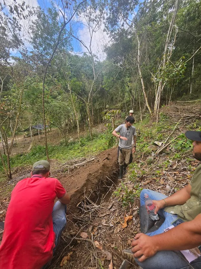 Trabajos de construcción en el terreno de Naturconexión