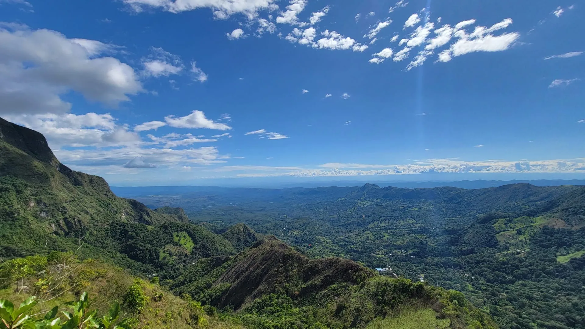 Vista del paisaje montañoso desde el territorio de Naturconexión